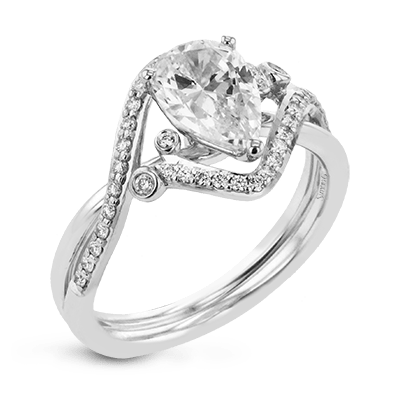 Engagement Ring in 18k Gold with Diamonds