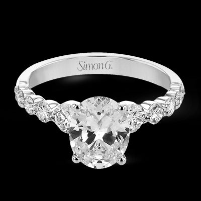 Engagement Ring in 18k Gold with Diamonds