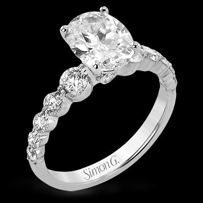 Engagement Ring in 18k Gold with Diamonds