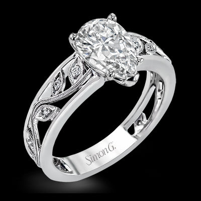 Engagement Ring in 18k Gold with Diamonds