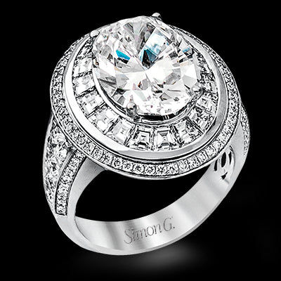 Engagement Ring in 18k Gold with Diamonds
