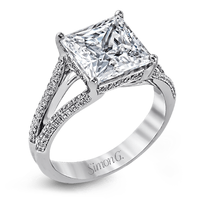 Engagement Ring in 18k Gold with Diamonds