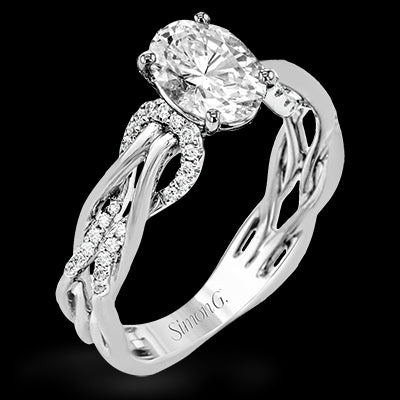 Engagement Ring in 18k Gold with Diamonds