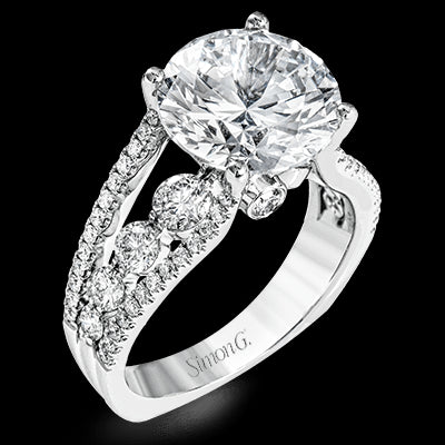 Engagement Ring in 18k Gold with Diamonds